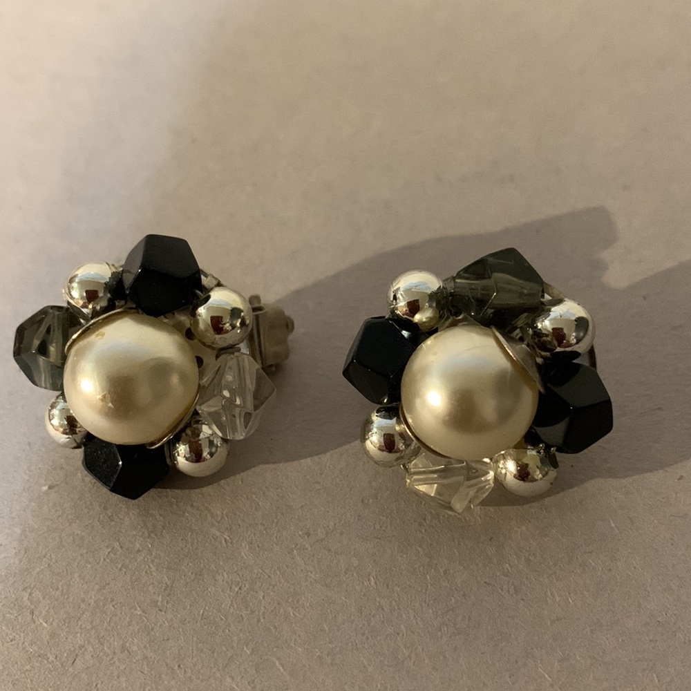 Beautiful vintage earrings, clip on style